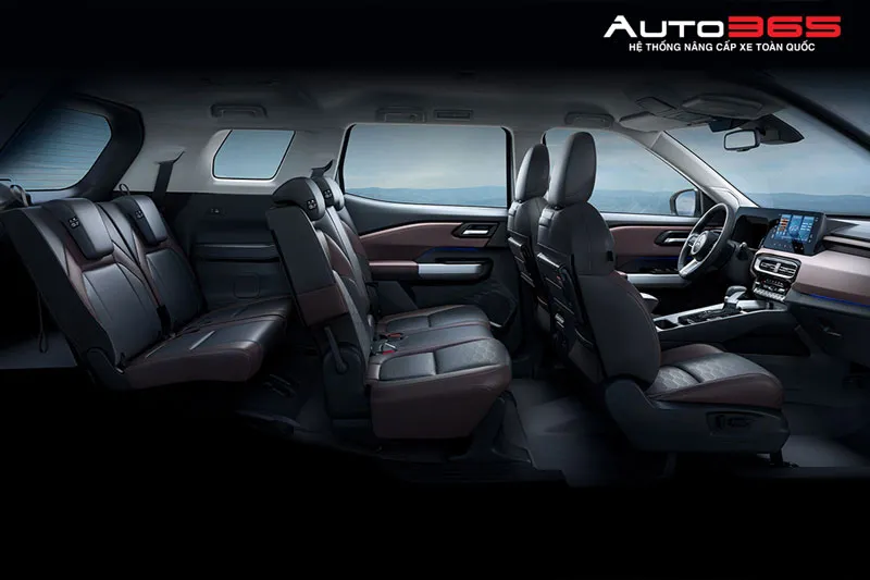 Không gian hàng ghế thứ hai và kính cửa sau khi chọn phim cách nhiệt 3M Mitsubishi Destinator.