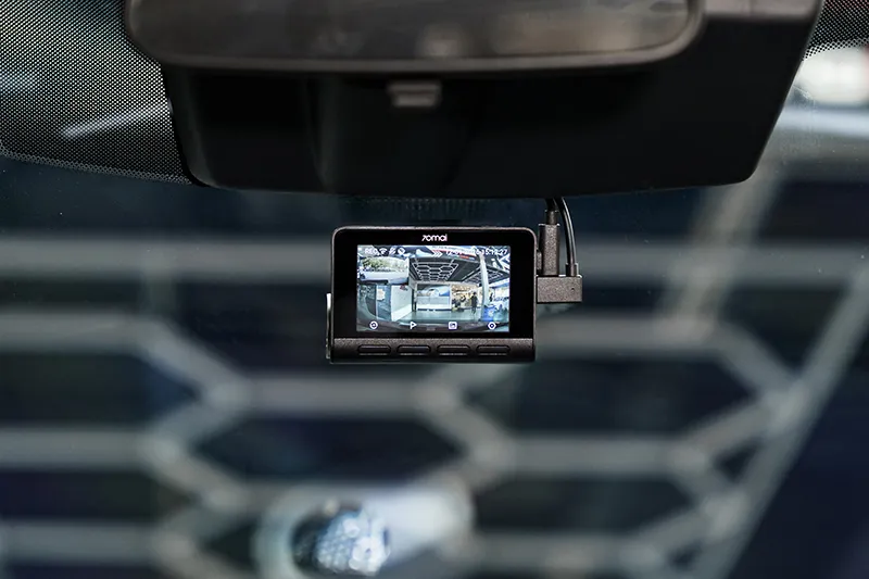 Màn hình camera hành trình A800SE sau khi lắp đặt và căn chỉnh.