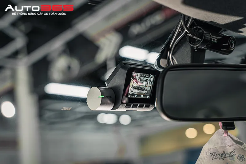 Camera trước A510 và màn hình tại vị trí lắp trên xe