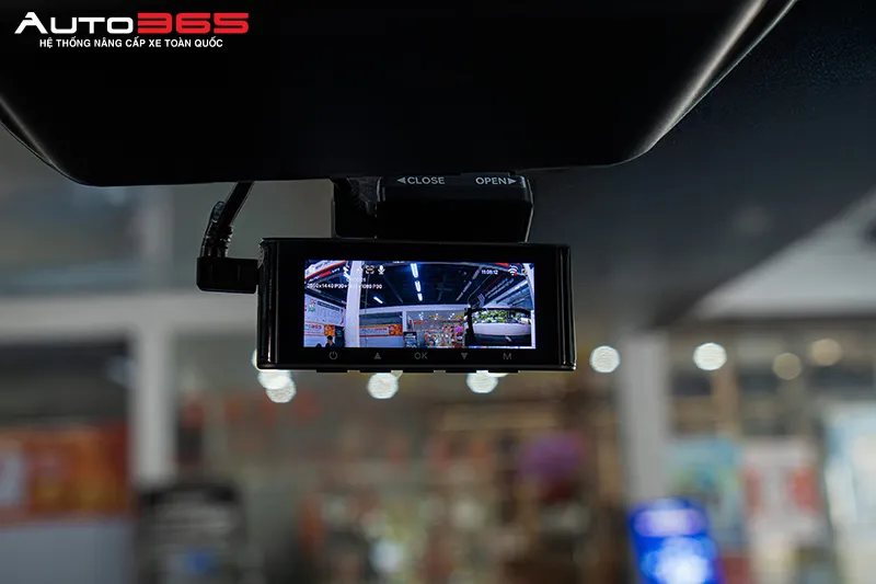 Màn hình camera hành trình hiển thị hình ảnh sau lắp trên Kia Sorento.