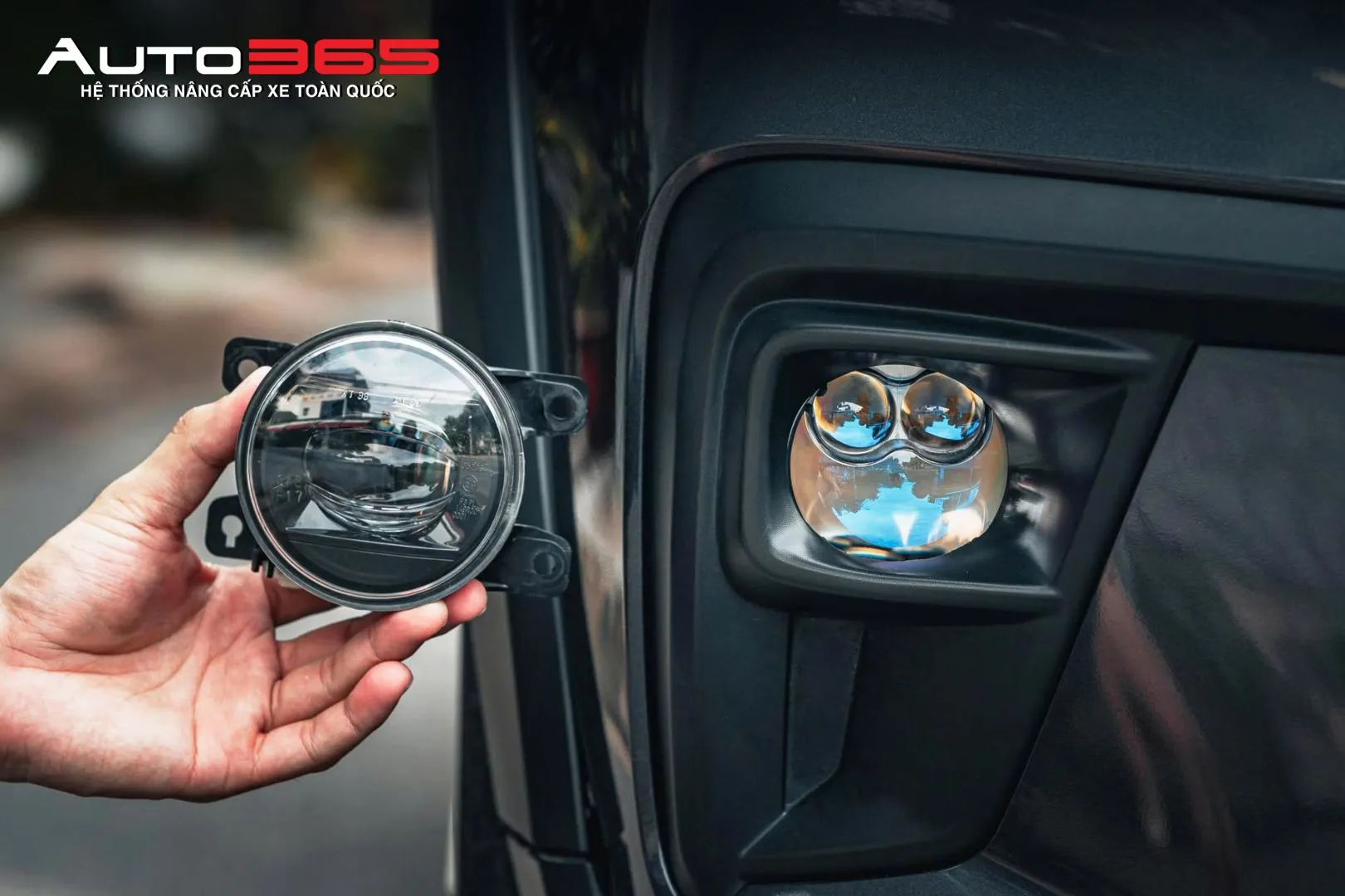 Cụm đèn gầm ban đầu được đối chiếu với F10 Turbo tại vị trí lắp trên xe.