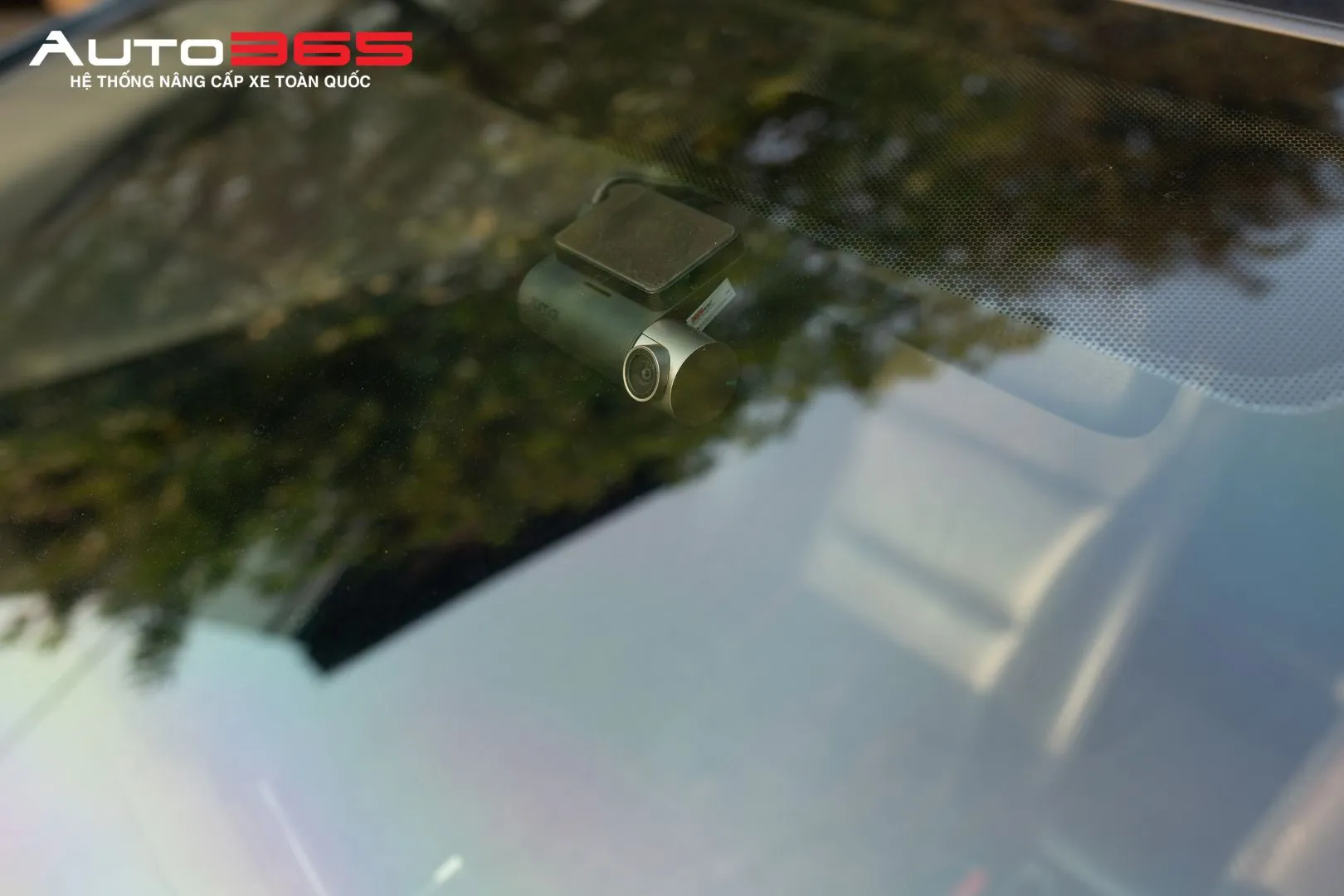 Camera chính 70mai A500S tại khu vực kính lái của Honda City 1.5 CVT 2017.