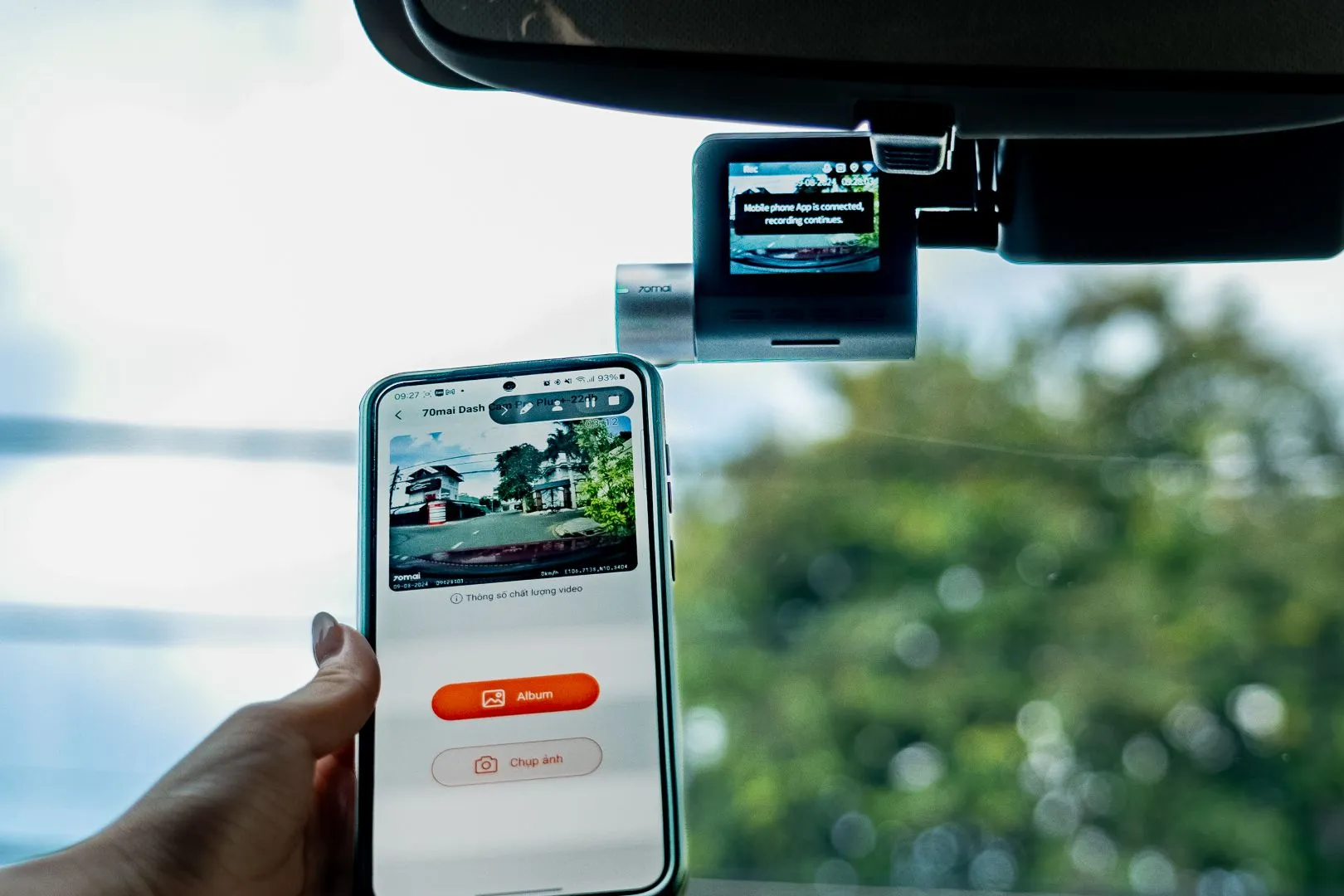 Kỹ thuật viên kiểm tra hình ảnh qua App 70mai trên điện thoại.