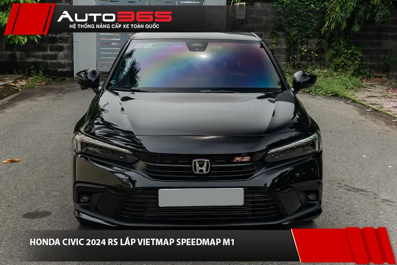 Honda Civic RS màu đen chụp chính diện trên đường
