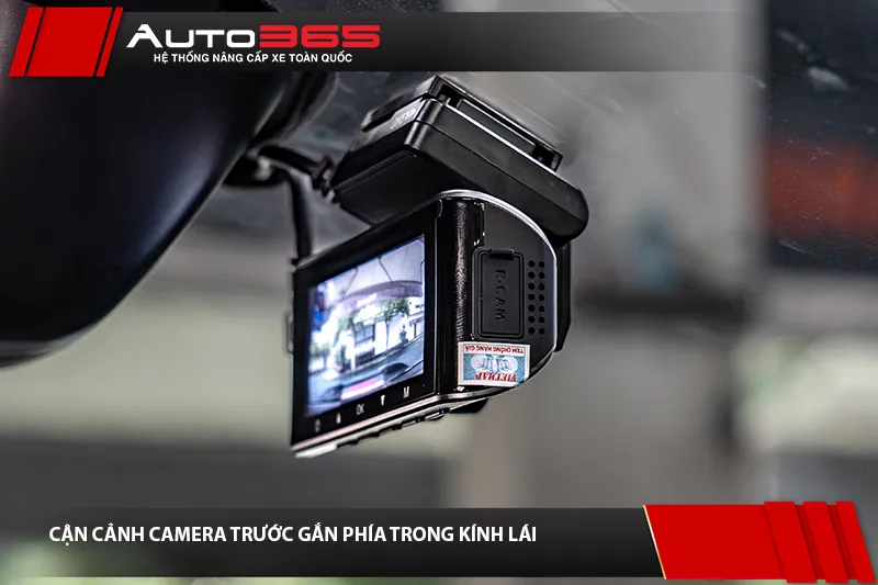 camera trước gắn phía trong kính lái cạnh gương chiếu hậu