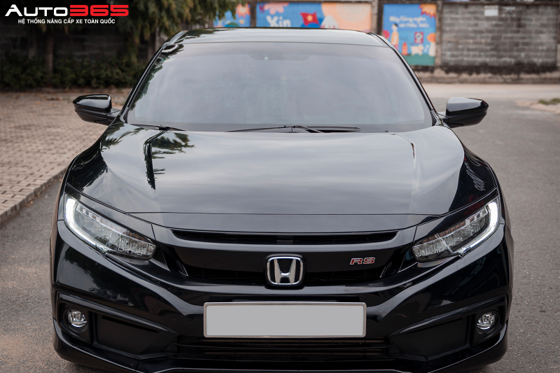 Hình 6. Honda Civic RS thế hệ 10 màu đen dán phim 3M CR BLK 40 cho kính lái
