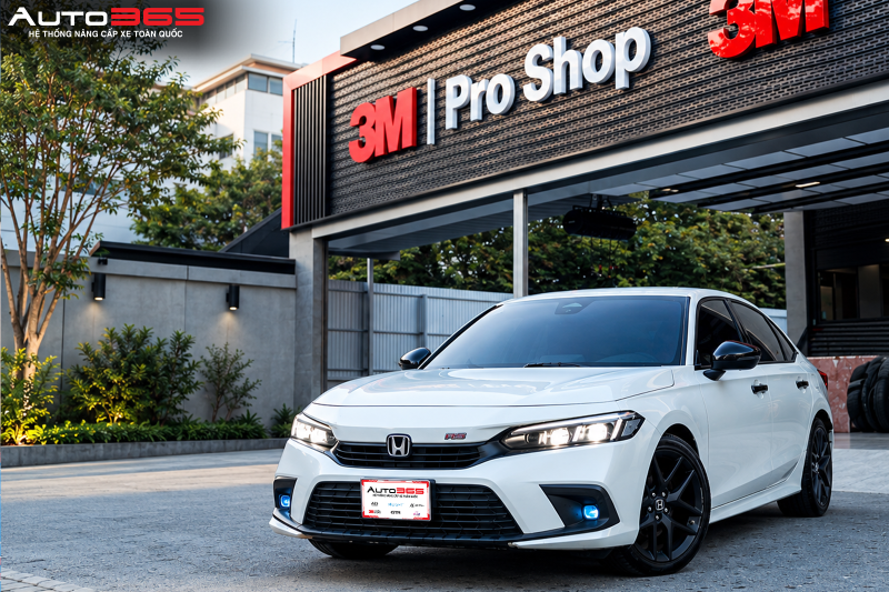 Hình 5. Honda Civic RS thế hệ 11 màu trắng dán phim 3M CR BLK 40 cho kính lái