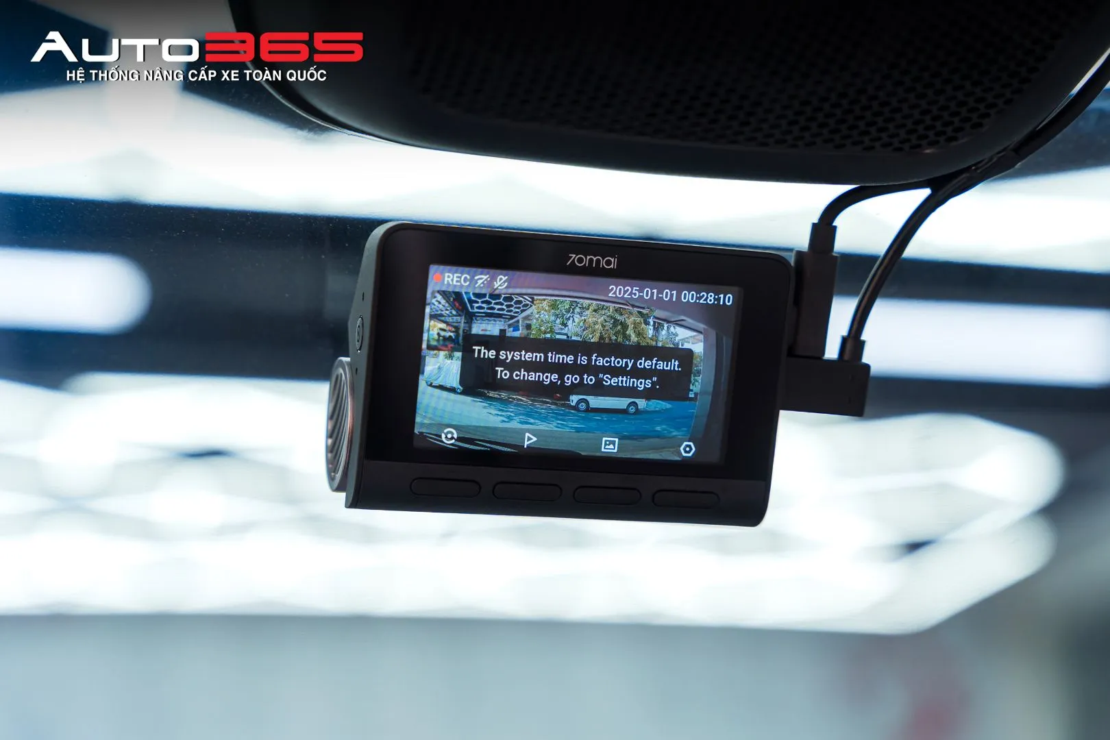 Hình 3. Camera chính được đặt ở vùng kính trước, gần gương chiếu hậu trong xe.