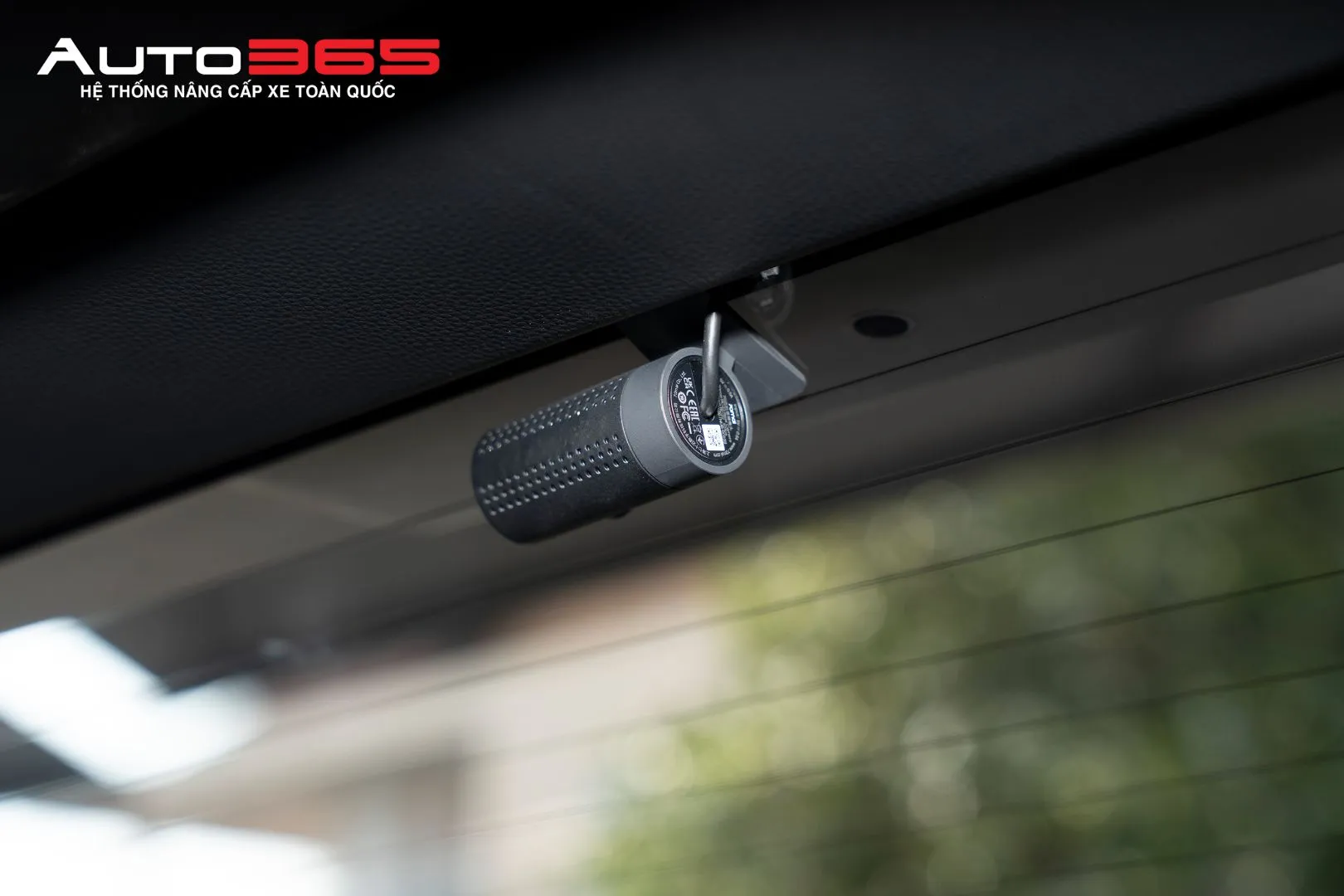 Hình 4. Camera phụ được bố trí ở mép trên kính hậu để bổ sung góc ghi hình phía sau.