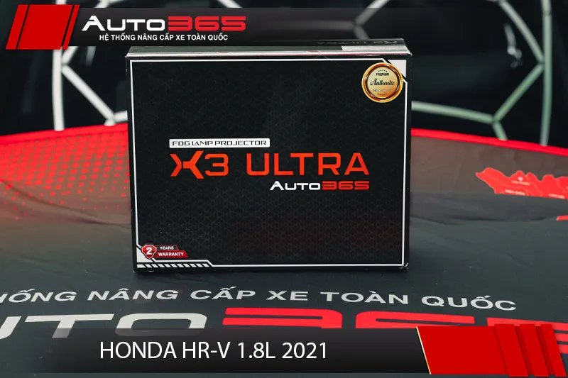 Hộp sản phẩm X3 Ultra đặt trên tấm phủ bảo vệ đầu xe