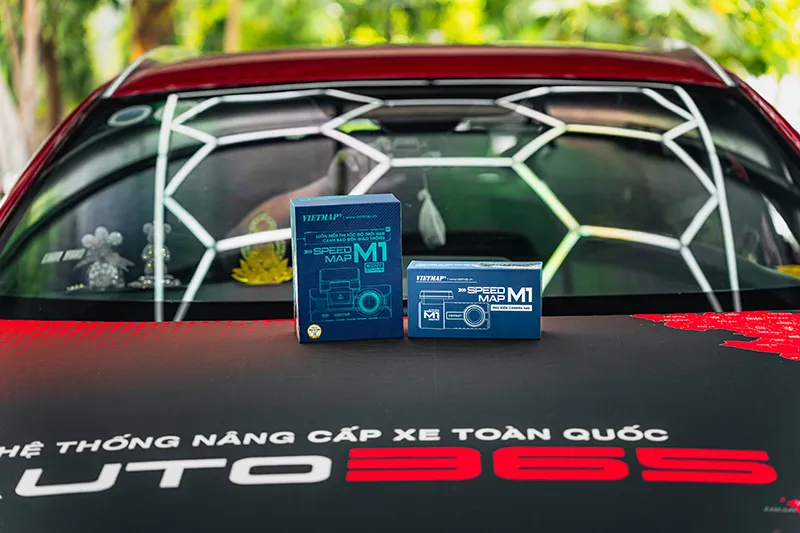 Hộp sản phẩm camera hành trình Vietmap SpeedMap M1 được lắp đặt trên Mazda 3 Sport 1.5L Luxury 2024.