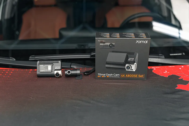 Bộ camera trước–sau và hộp sản phẩm chụp cùng Kia Carnival