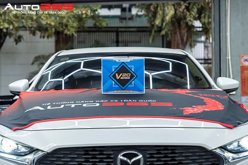 Hộp X-Light V20 New 2025 trên đầu xe Mazda 2