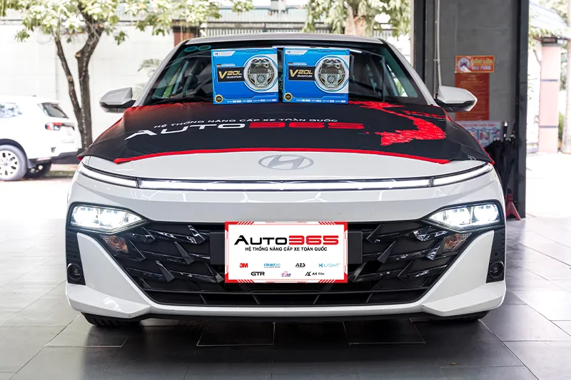 Hyundai Accent 2025 và hai hộp X-Light V20L Quantum Lens Vuông