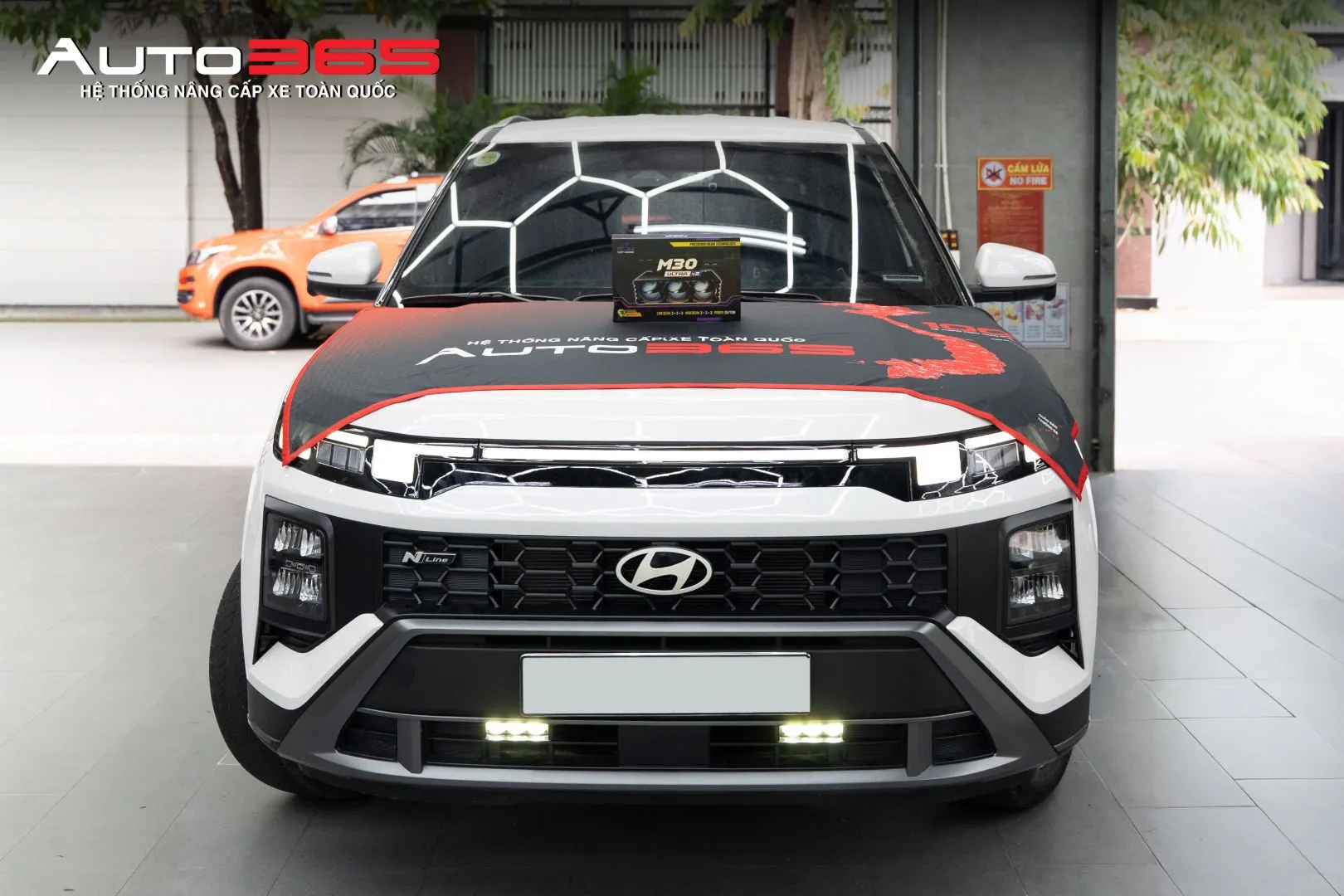 Hình 1. Hyundai Creta N Line 2025 sau hạng mục lắp đèn gầm dạng rời tại Auto365.vn - Trụ Sở Chính; hộp sản phẩm M30 Ultra V2 được đặt trên xe trong bộ ảnh ghi nhận.