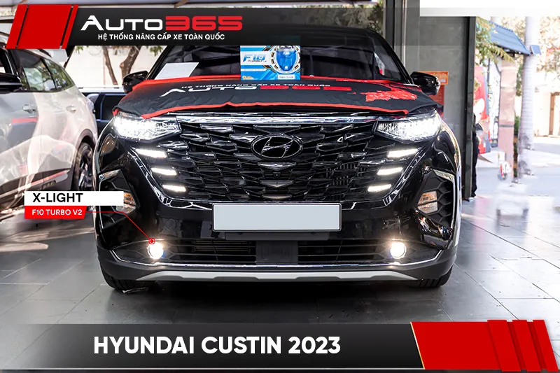 Hyundai Custin 2023 màu đen với đèn bi gầm tại Auto365.