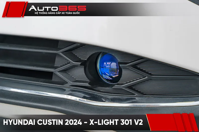 Cận cảnh đèn X-Light 301 V2 trong hốc đèn gầm Hyundai Custin 2024.