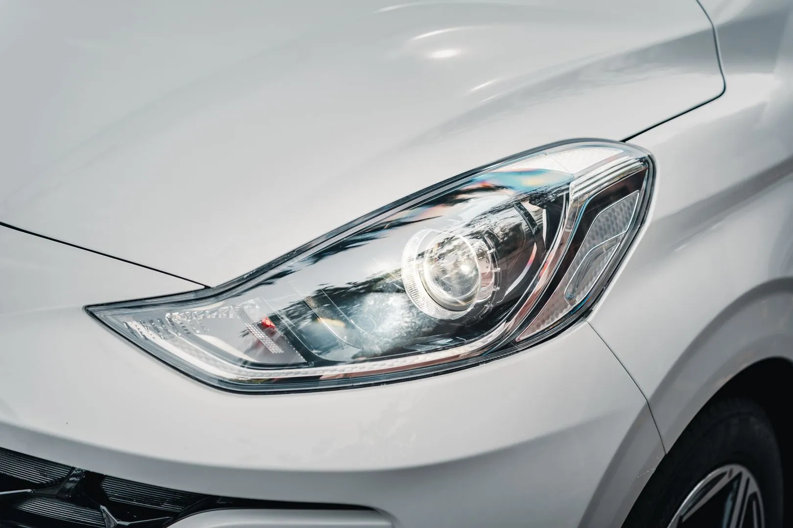 Cụm đèn chính sau khi hoàn thiện X-Light X5 Ultra trên xe.