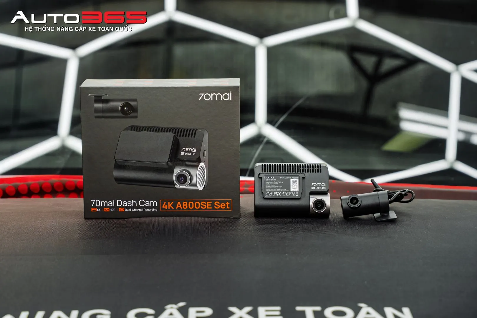 Bộ camera hành trình A800SE SpeedEye gồm thiết bị ghi hình phía trước và mắt camera phía sau.