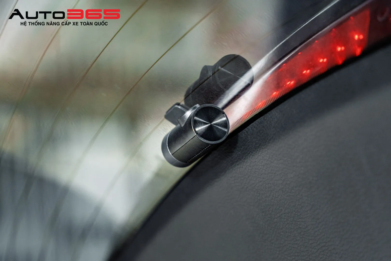 Camera sau của bộ 70mai A800SE SpeedEye được bố trí tại khu vực kính lưng Hyundai Santa Fe.