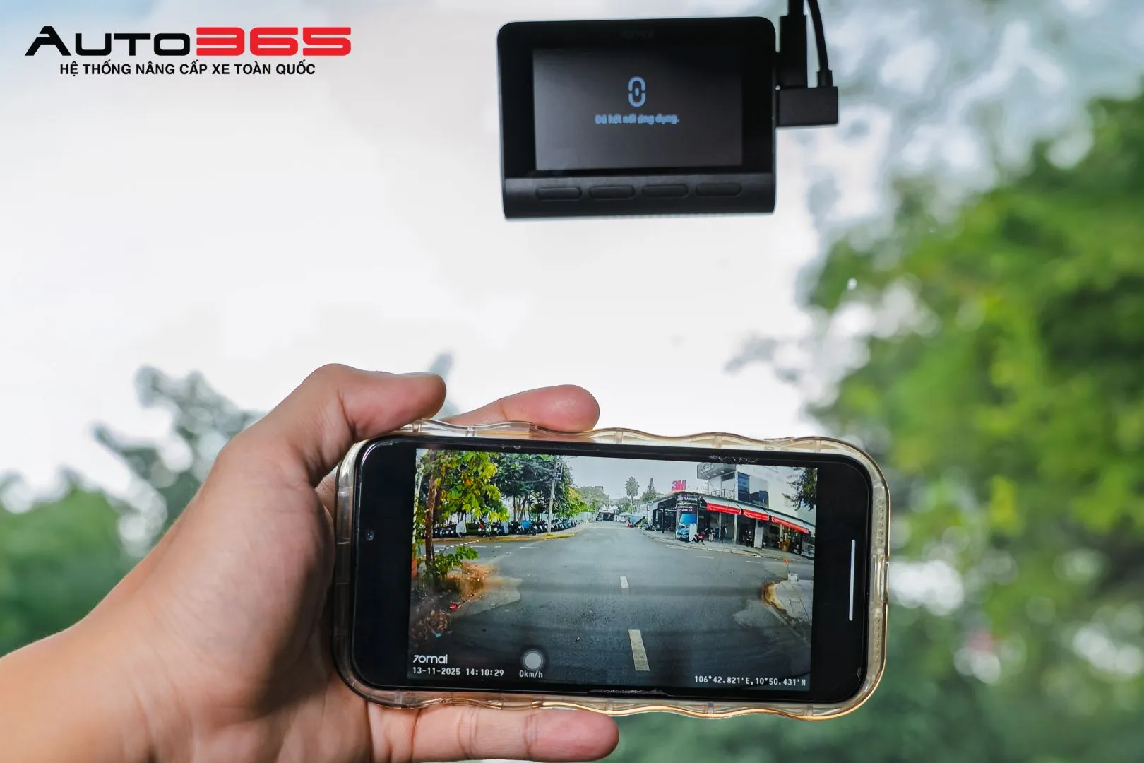 Hình ảnh từ camera hành trình 70mai được hiển thị trên điện thoại, hỗ trợ người sử dụng xem lại dữ liệu hành trình.