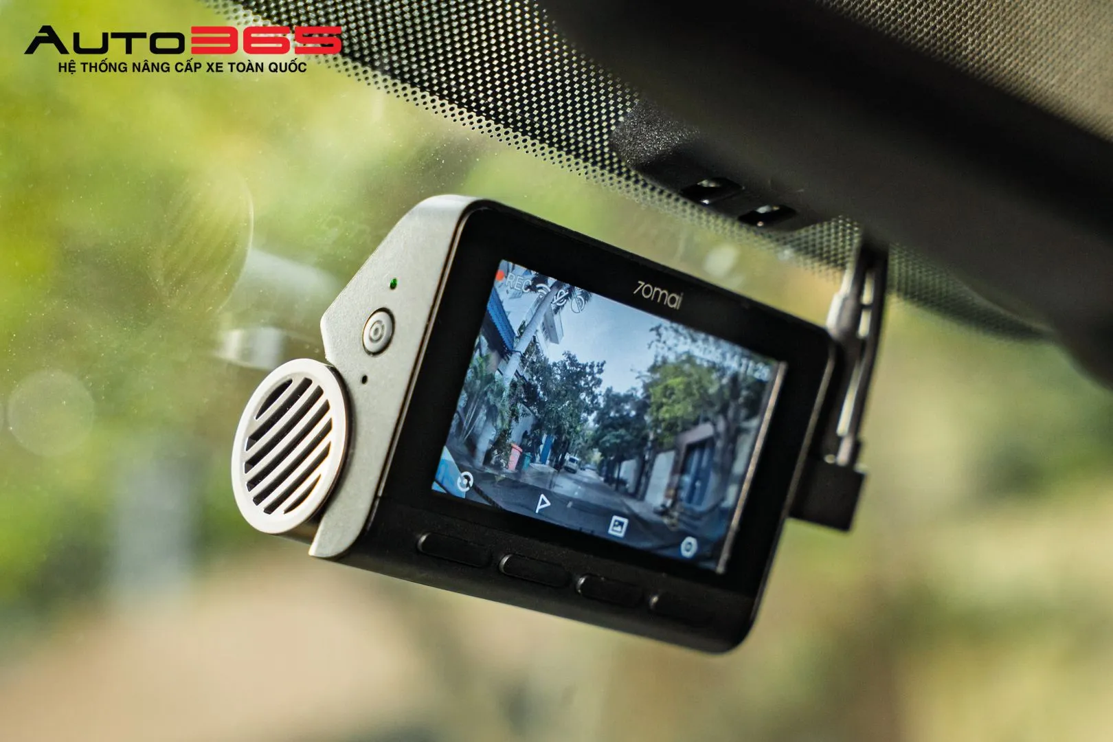 Màn hình camera A800SE SpeedEye hiển thị khung hình phía trước sau khi được lắp trên xe.