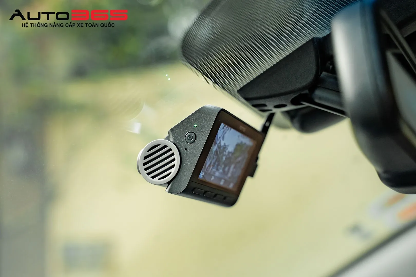 Camera 70mai A800SE SpeedEye được bố trí phía trong kính lái, gần gương chiếu hậu của Hyundai Santa Fe 2018.