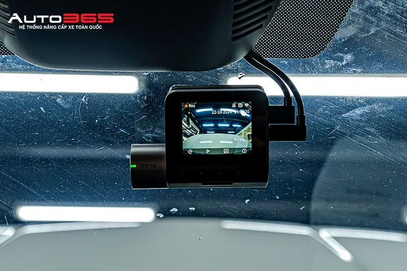 Ảnh cận cảnh màn hình camera trước đang hiển thị hình ảnh tại xưởng.