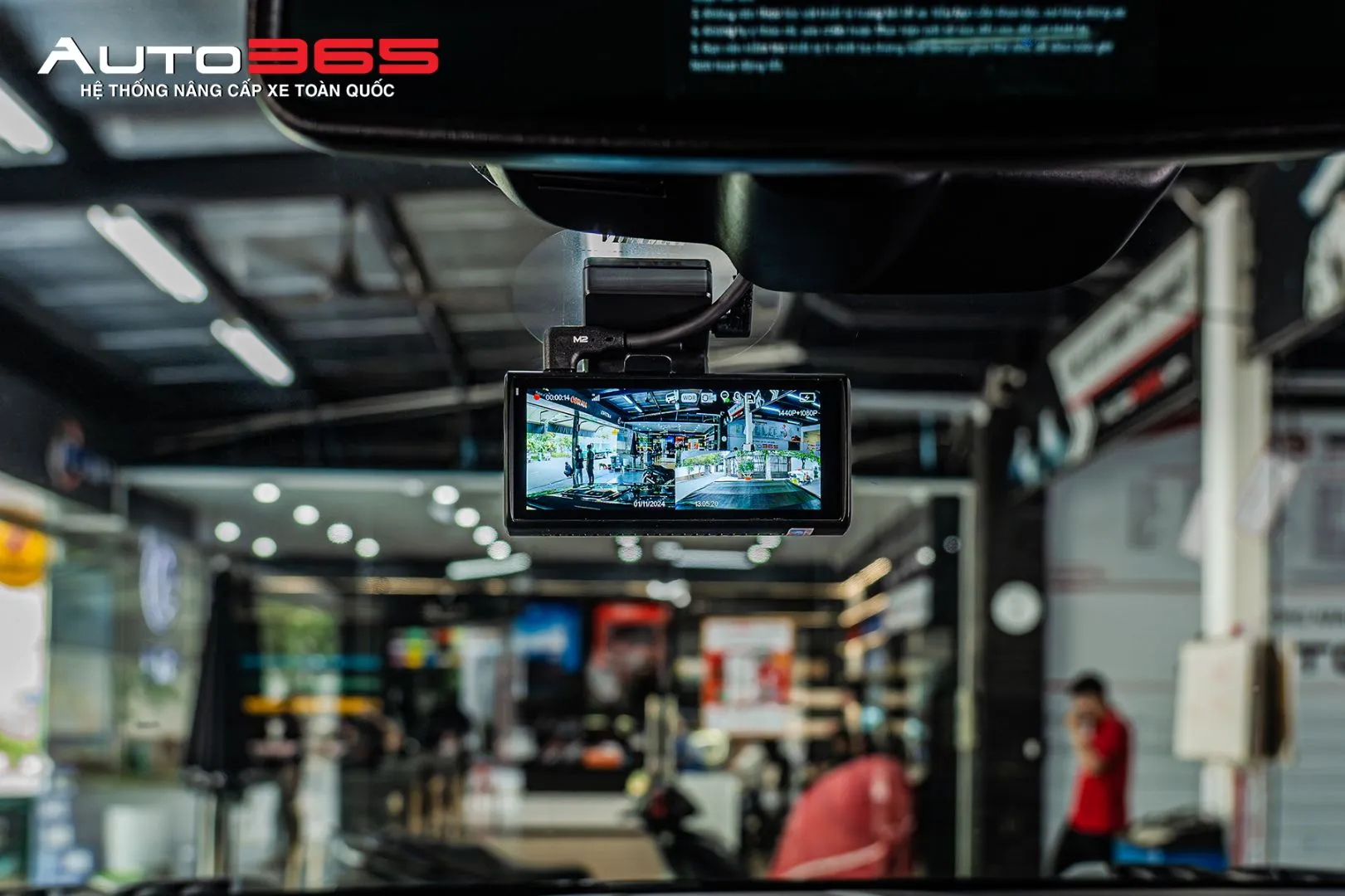 Màn hình SpeedMap M2 hiển thị hình ảnh sau khi thiết bị được lắp trên kính lái.