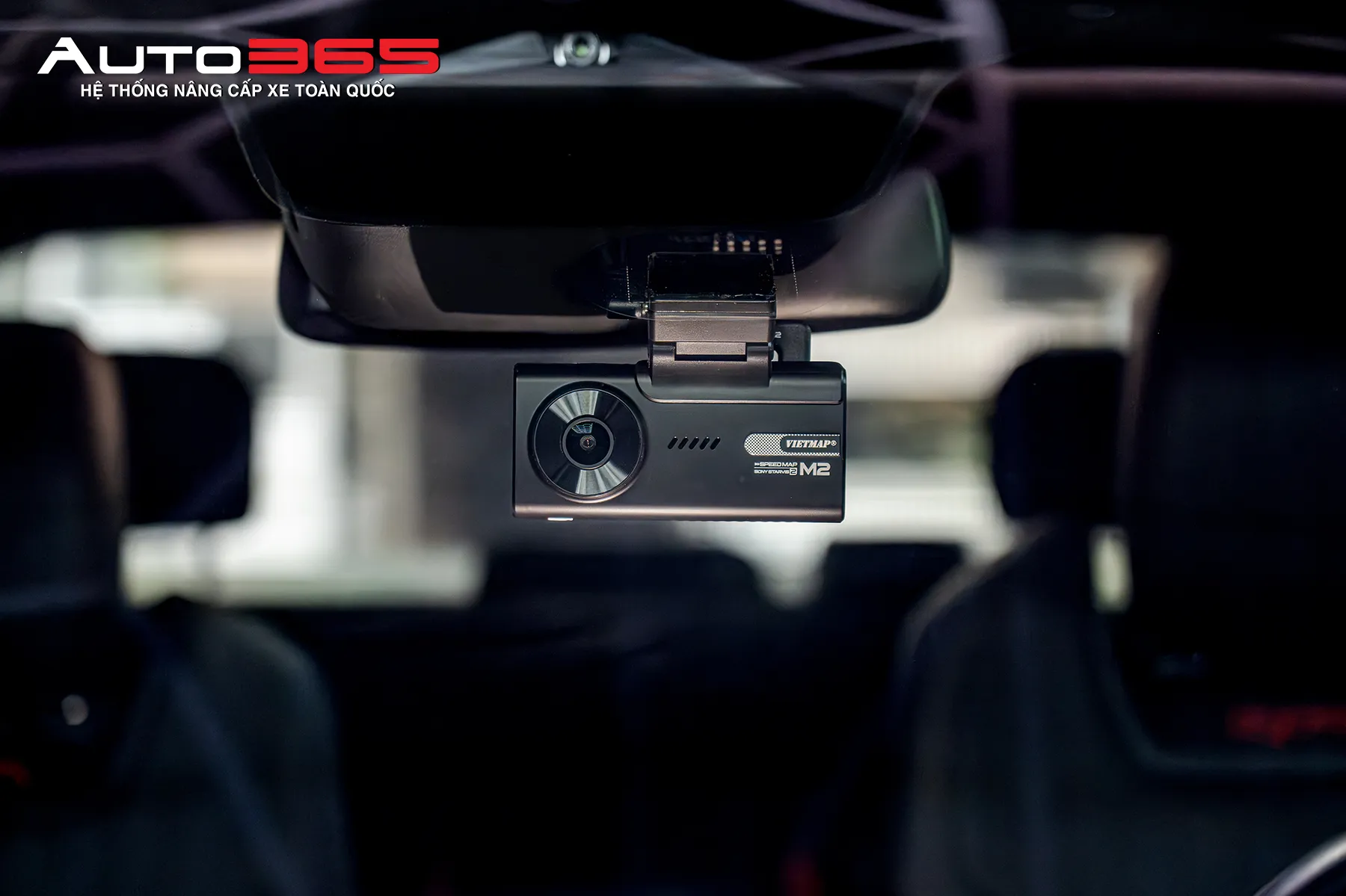 Cụm camera trước Vietmap SpeedMap M2 sau khi bố trí trên kính lái.