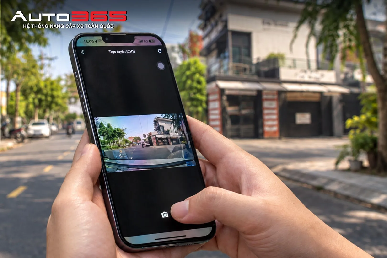 Bộ ảnh ghi nhận điện thoại đang hiển thị một kênh camera trực tuyến tại thời điểm chụp.