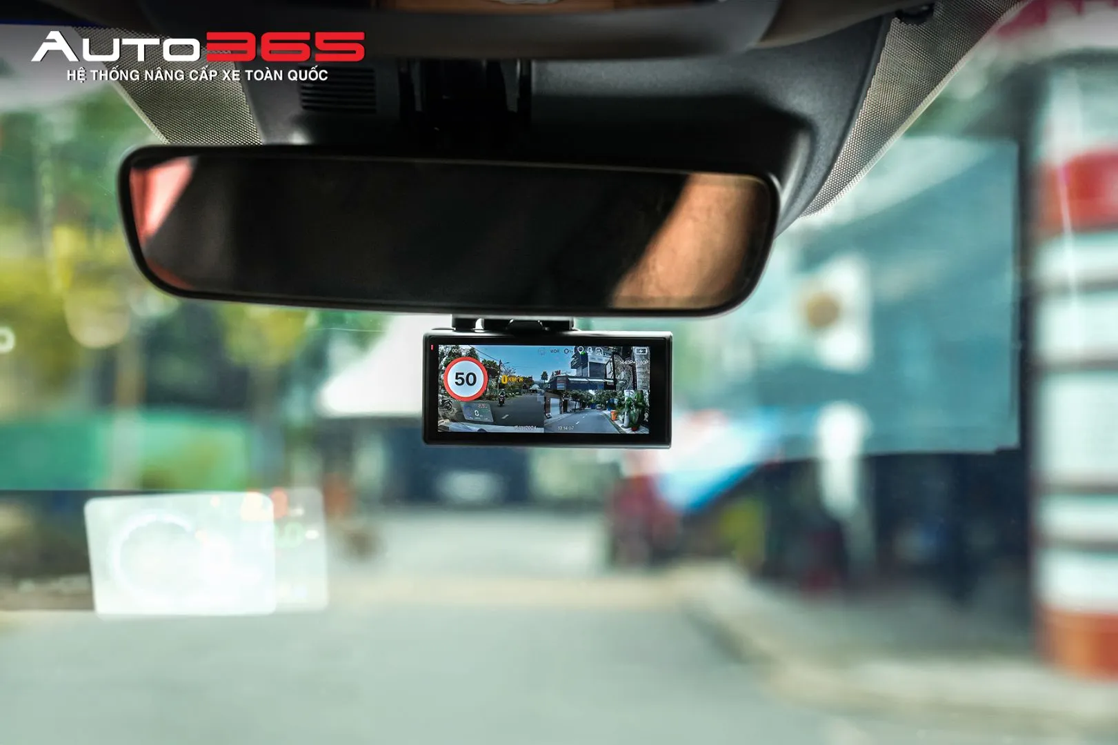 Ảnh cận cảnh camera trước SpeedMap M2. Màn hình tại thời điểm chụp hiển thị hình ảnh phía trước và thông tin giới hạn tốc độ.
