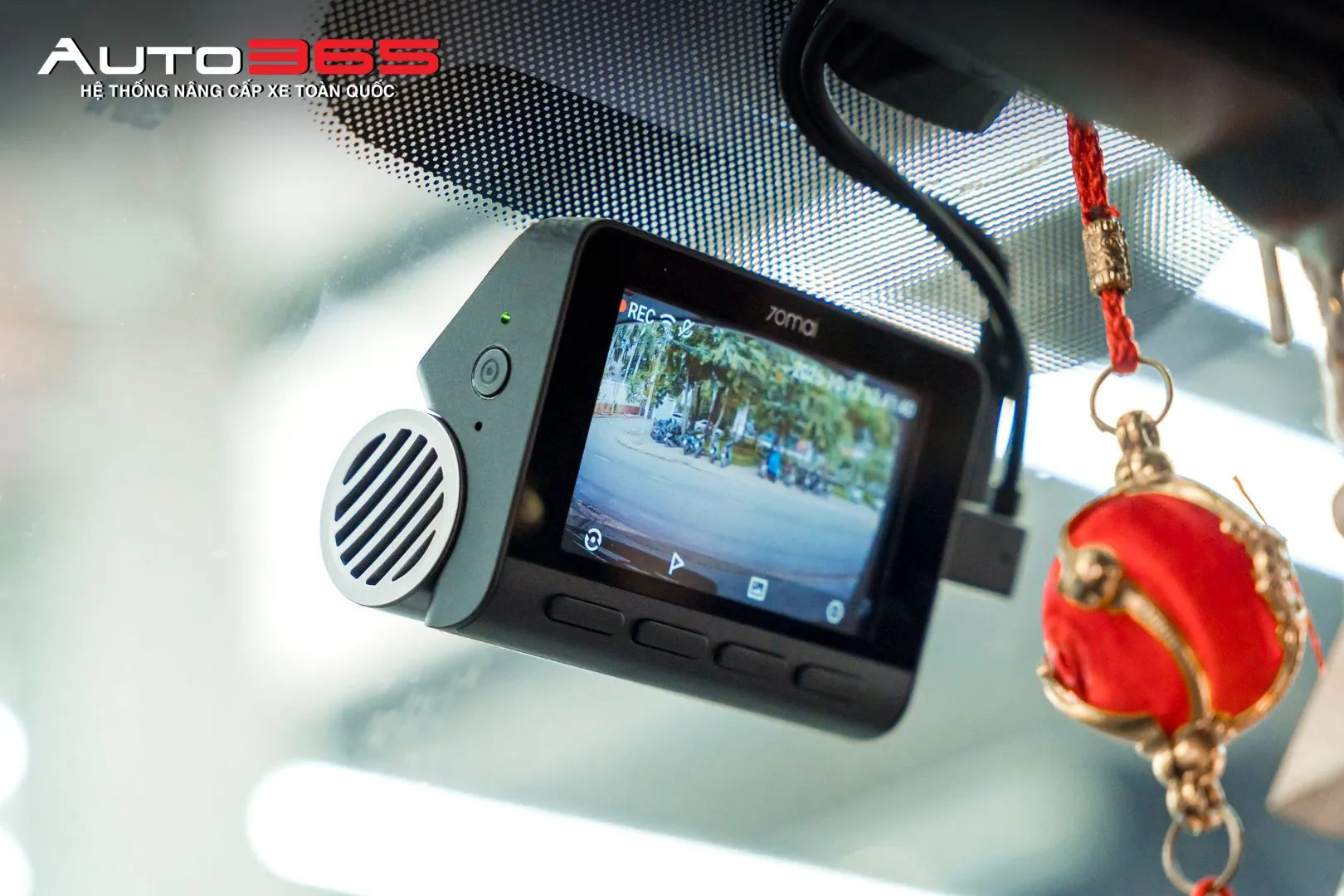 Camera trước được bố trí phía trong kính lái, gần khu vực gương chiếu hậu.