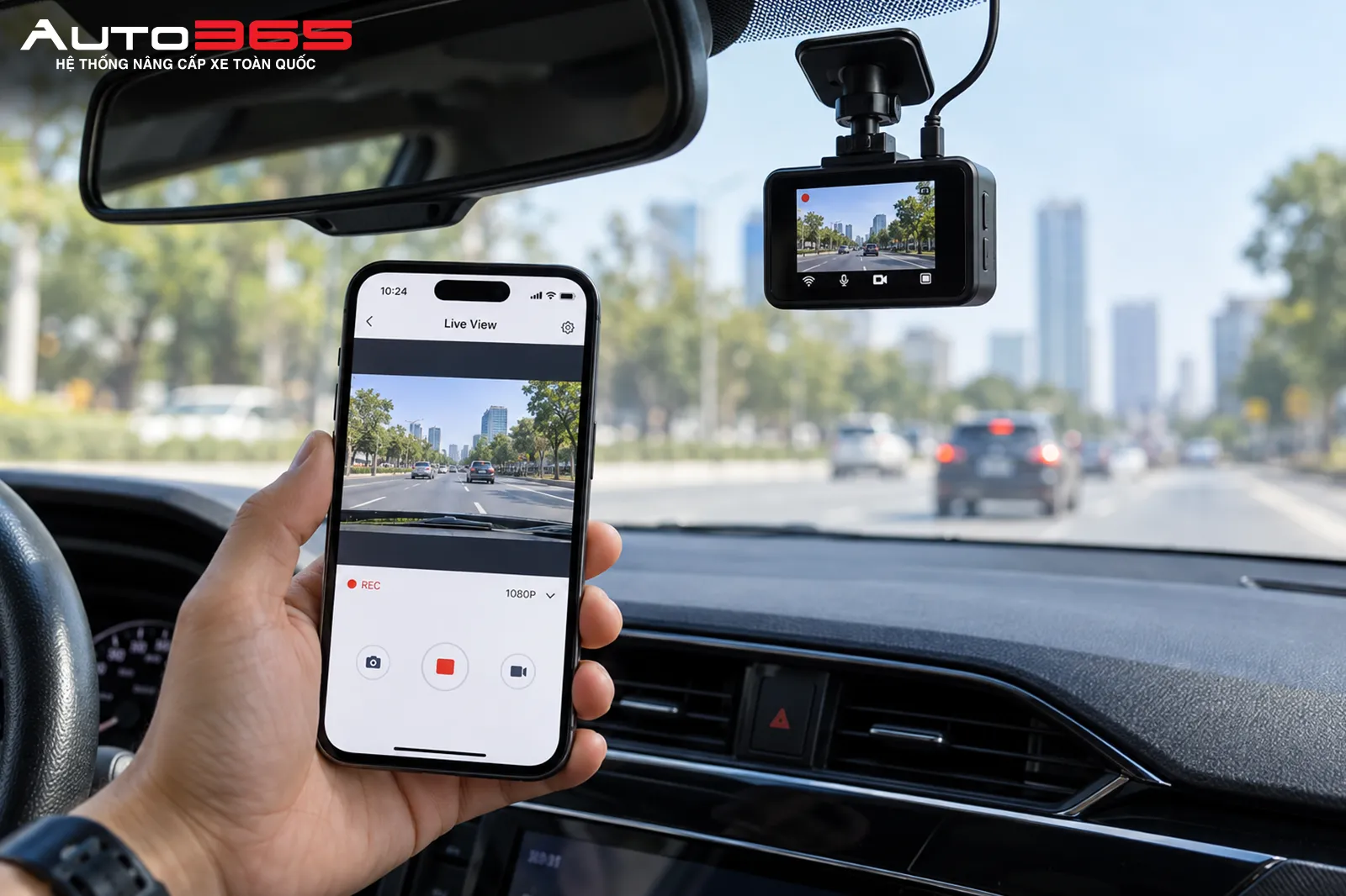 Điện thoại kết nối Wi-Fi camera hành trình để xem live view và tải video qua app