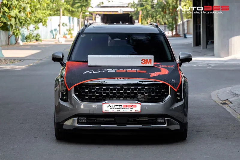 Phim cách nhiệt 3M Kia Carnival – hình ảnh xe nhìn từ phía trước với kính lái và khoang cabin