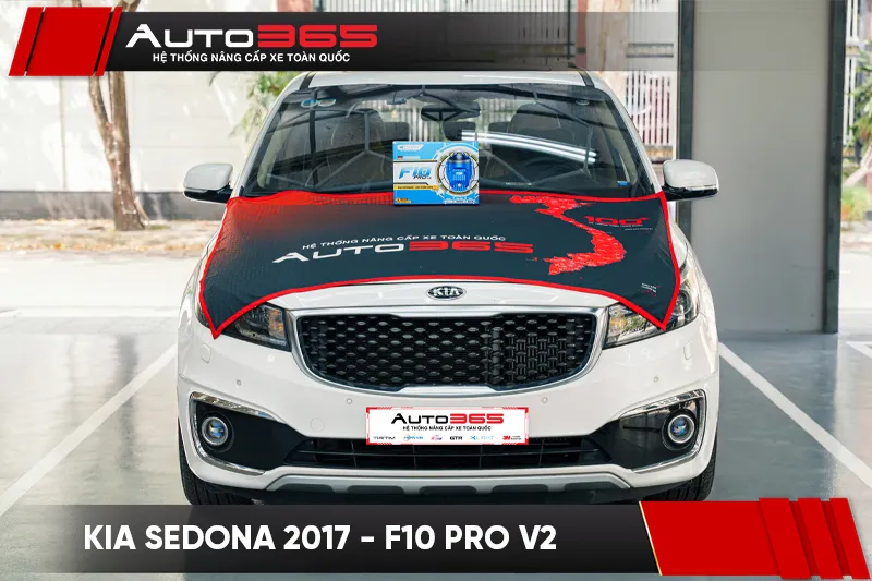 Kia Sedona 2017 màu trắng, phía trước xe có hộp F10 Pro V2 tại Auto365.