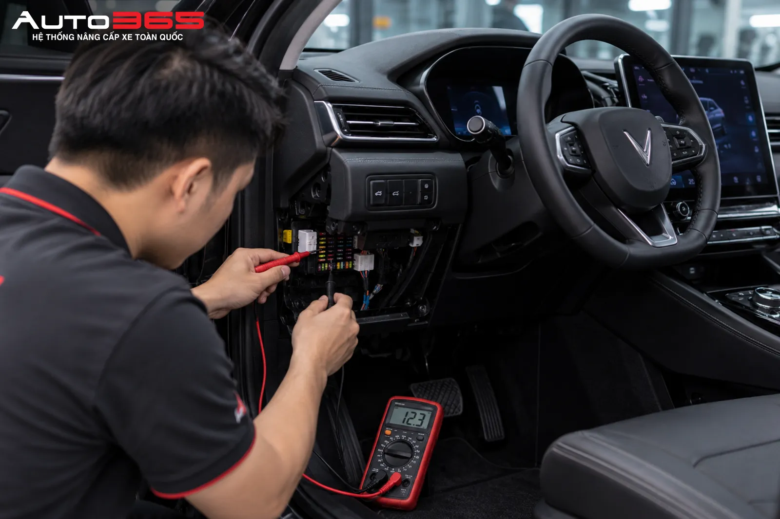 Kỹ thuật viên đo cầu chì trước khi hardwire camera hành trình xe điện