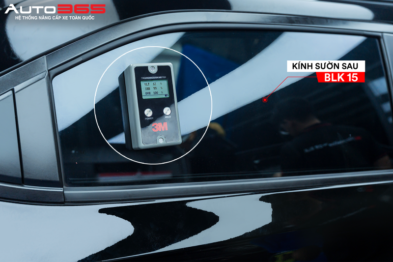 Kiểm tra kính sườn sau sử dụng CR BLK 15 bằng máy 3M Transmission Meter, ghi nhận VLT 12% trên màn hình