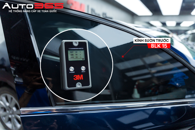 Kiểm tra kính sườn trước Mazda CX-30 sau khi dán CR BLK 15 bằng máy 3M Transmission Meter