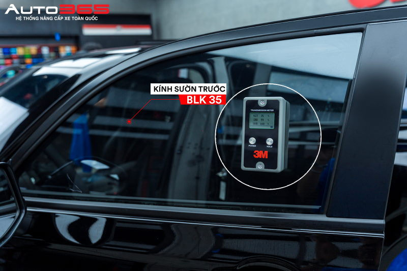 Kiểm tra kính sườn trước sử dụng CR BLK 35 bằng máy 3M Transmission Meter, ghi nhận VLT 35% trên màn hình