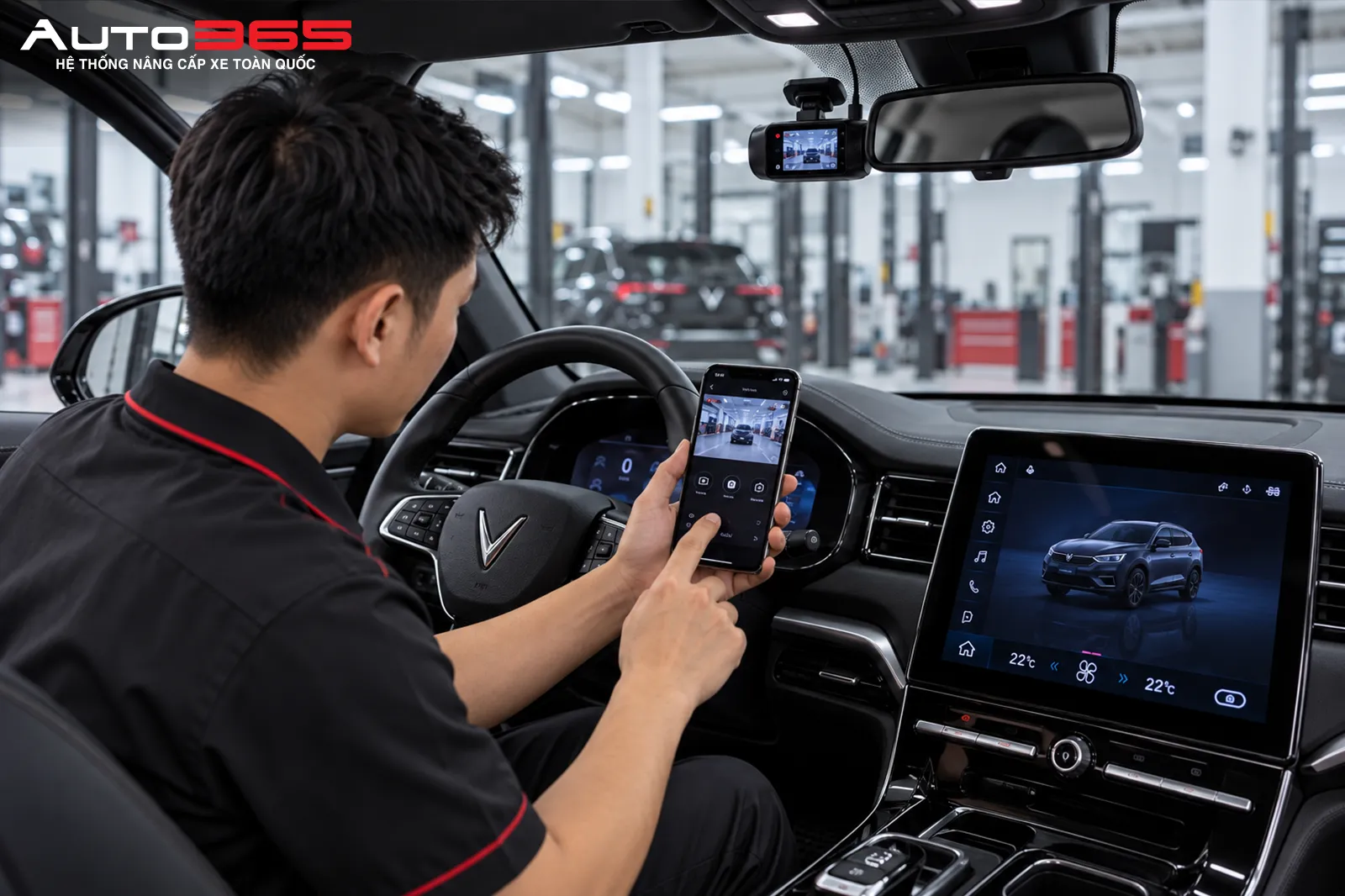 Kỹ thuật Auto365 kiểm tra kết nối thẻ nhớ và nguồn camera hành trình trên xe
