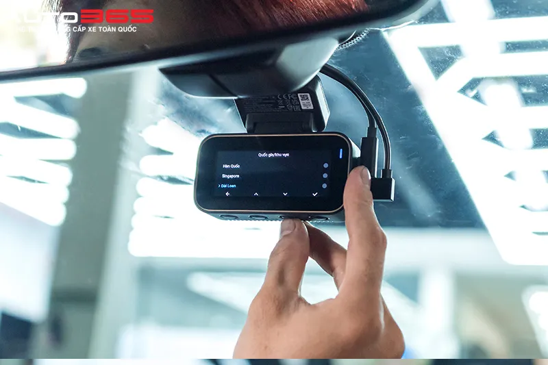 Kỹ thuật viên cài đặt ứng dụng 70mai sau khi lắp camera