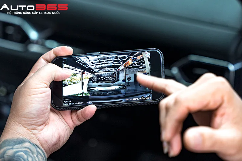 Kỹ thuật viên kiểm tra hình ảnh từ camera 70mai A810S