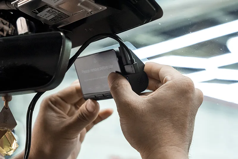 Kỹ thuật viên thao tác camera trước gần gương chiếu hậu VF 7