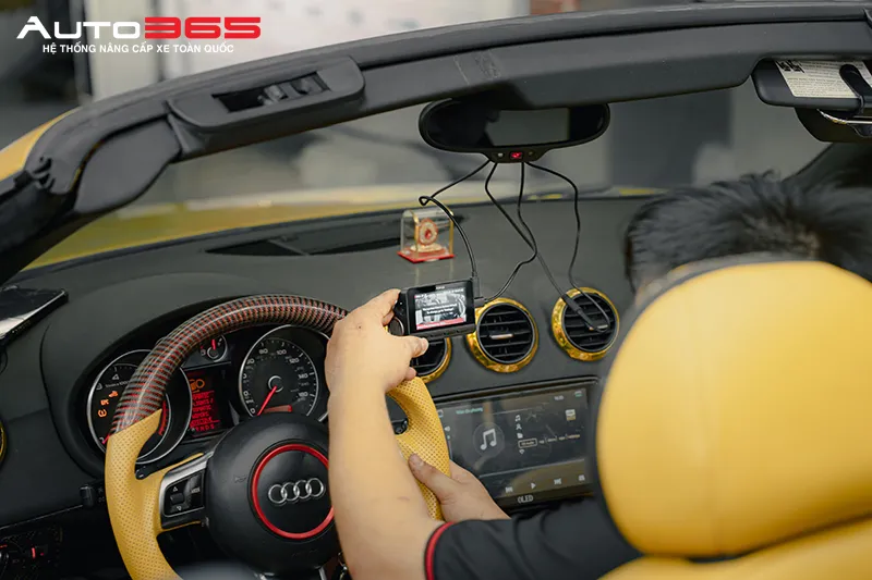 Kỹ thuật viên kiểm tra thiết bị trong cabin Audi TT Roadster khi thi công