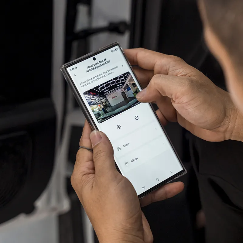 Kỹ thuật viên xem hình ảnh qua App 70mai trên điện thoại