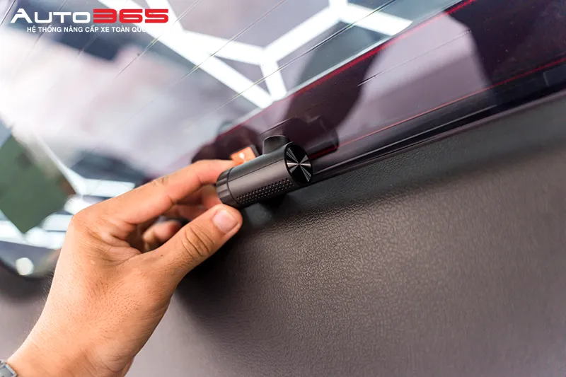 Kỹ thuật viên lắp 70mai A810S trên Mazda CX-5
