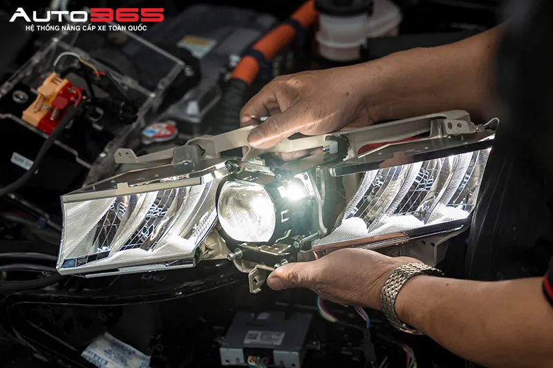 Kỹ thuật viên thao tác bộ bi LED trong cụm đèn Honda HR-V