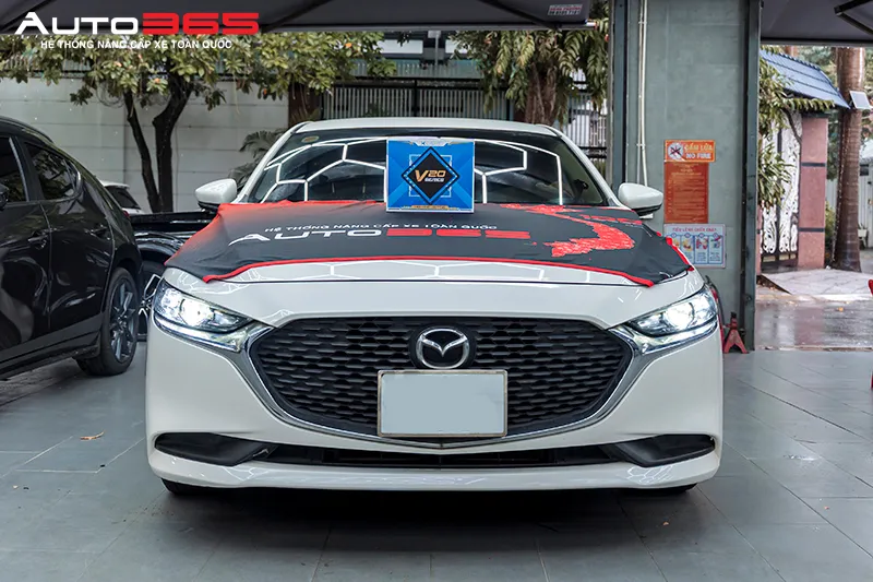 Mazda 2 chụp tại Auto365 cùng hộp X-Light V20 New 2025