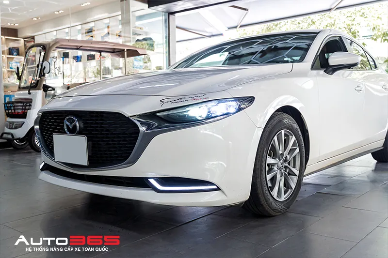 Mazda 3 màu trắng chụp từ góc trước tại Auto365